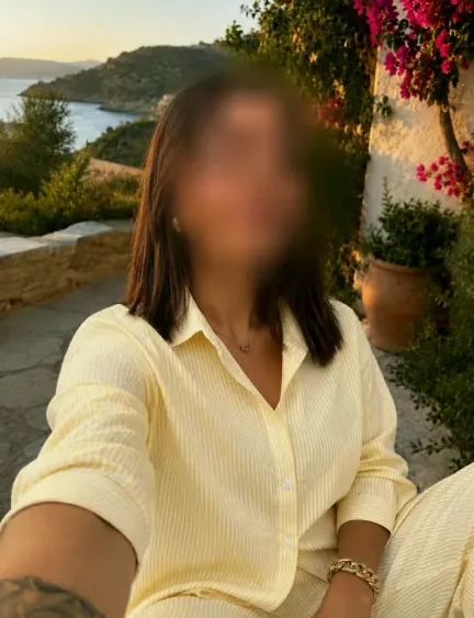 Manuela, 23